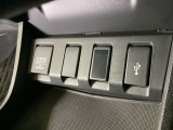 アクセサリーソケットはUSBのアダプターなどをつければ、スマホの充電にも使えます。横にはナビゲーション用の外部入力可能なUSB端子がついており、周辺には物が置けるトレーがついています。