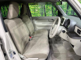運転席まわりには十分なスペースがあり、大柄な方でもゆったり運転していただける環境です。