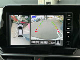自車を真上から見下ろすように映し出すので周囲の状況が分かるアラウンドビューモニター搭載。フロントカメラとしても使用できます。車庫入れなど苦手な人の頼りになる助っ人です。