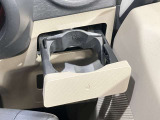 欲しいときにワンタッチで出せるドリンクホルダー★普段はすっきり収納できます★