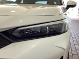 LEDヘッドライトは、点灯の瞬間から最大光量を発揮し、突然暗くなるトンネルなどでの安定感を高めます。