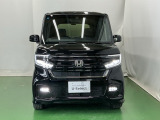 LEDヘッドライトを装備しています。LEDヘッドライトはとても明るく、雨の日や夜間走行も安全・安心です。オートライトコントロール付きで周囲の明るさに応じて自動で点灯・消灯します