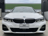 【BMWの伝統】BMWの特徴的な&ldquo;キドニーグリル&rdquo;は、80年以上続く伝統の形でございます。変わらないこだわりのデザインが、プレミアムブランド&ldquo;BMW&rdquo;を創り出します。