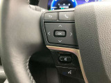 運転中、オーディオの操作をしてて、ハッとしたことはありませんか?ステアリングスイッチは、運転中でもハンドルでオーディオの操作が可能です。安全なドライブをサポートします。