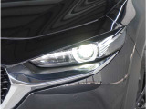 【LEDヘッドライト】悪天候や夜間走行時も良好な視界を確保し安心して運転できる高輝度LEDヘッドライトを装備。明るい上に点灯速度が早く消費電力も抑えられています。