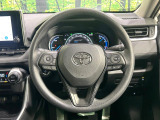 インテリアに合わせたデザインのステアリングは、運転される方のことも考え、運転しやすい形状、大きさです。是非一度、実際に触ってお確かめください。