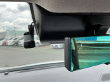 後方視界をクリアに映し出してくれるスマートルームミラー。