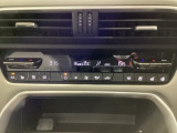温度の設定のみで快適な風量やモードなどを自動調整してくれるフルオートエアコンを装備!