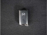 【スマートキー】鍵を持っているボタンを押すだけでエンジン始動。ドアの施錠もボタンを押すだけ。鍵は無くさない様にポケットに入れたまま。