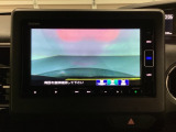 ギヤをR(バック)に入れるとナビの画面に後ろの映像が映るリアカメラ付です。後退時、コンディションが悪い視界でもカラーバックモニターがドライバーをサポートします。
