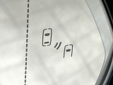 【ブラインドスポットモニター】走行中、ドアミラーの死角になりやすい箇所に後続車が接近するとサイドミラーのレンズに警告を表示!ドライバーに注意喚起をしてくれます。