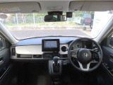 【インパネ周り】広々とした視界性の良い運転席です。ゆったりとした快適な乗り心地で運転できます。インテリアカラーはブラック&times;ホワイト。シンプルに整え、すっきり端正に仕立てました。