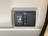左側電動スライドドアは運転席からでも操作ができるように、ハンドル付近に開閉の操作スイッチが付いています。