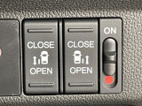 【両側パワースライドドア】スマートキーや運転席のスイッチで後席両側スライドドアの開閉が可能♪電動だから力を入れてドアを開ける必要が無く、小さなお子様でも簡単に開け閉めでき快適です♪