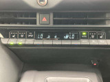 オートエアコンは温度を設定するだけで、自動で風量などを設定してくれます。運転しながら操作も必要ないので、安全性も向上します。