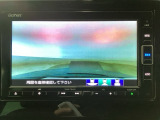 【バックカメラ】運転が苦手な方も車庫入れラクラクです!ギアをリバースに入れれば自動的に切り換わりますので、面倒な操作は不要です♪狭い駐車場もお車を傷つけず安心ですね!