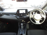 スタイリッシュなデザインのインパネは運転者側に少し向いており操作しやすいようになっています!
