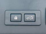 【パワーバックドア】スマートキーや運転席のボタンを押すだけでリアゲートが自動で開閉します!荷物を持っている時や、高い位置にあるバックドアを閉める際に便利な機能です♪