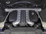 W12気筒、5,940CCのエンジンルーム。唸るようなサウンドをお楽しみください。