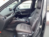 正しい姿勢で運転できるように体幹の腰部をしっかりささえるようデザインされているシートです。素材、シート形状を研究することでフィット感を高めつつ、優れた快適性を実現しています。