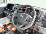 運転廻りの画像です!操作スイッチ類もキレイな状態です。専門スタッフが内外装を清掃・きめ細かい箇所までクリーニングしています。