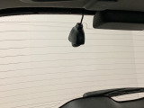 後方にもドライブレコーダーのカメラが付いています。前後両方でお車の周りを監視・記録いたします。