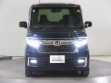 ハロゲンより明るく、より遠くまでさらなる安心感のあるLEDヘッドライトを採用。点灯忘れも防止できるオートライトコントロール機構付きです。