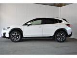 スバルの4WD(AWD)は直進安定性に優れ、日常走行から高速走行まで、さまざまなシーンで安心感に満ちた走りが愉しめます。それは悪路や泥道など左右のタイヤの路面状況が異なるシーンでも変わりません。