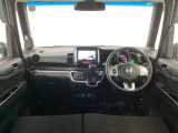 【前方視界】開放的な前方視界!運転がしやすく疲れにくいです♪窓が大きく、見通しがとっても良いおクルマですよ♪