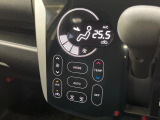 【オートエアコン】一度お好みの温度に設定すれば、車内の温度を検知し風量や温度を自動で調整。暑い&hellip;寒い&hellip;と何度もスイッチ操作をする必要はありません。快適な車内空間には必須の機能ですね♪