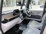 届出済未使用車ですので内装もキレイです♪ また、シートカバーの取付等も承ってましたのでお気軽にご相談ください♪
