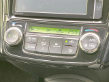 【オートエアコン】一度お好みの温度に設定すれば、車内の温度を検知し風量や温度を自動で調整。暑い&hellip;寒い&hellip;と何度もスイッチ操作をする必要はありません。快適な車内空間には必須の機能ですね♪