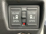 狭い所でも乗り降り楽々な両側電動スライドドアです!簡単にドアの開閉が出来る為女性やお年寄りにも優しく、荷物で手が塞がった時なども大変便利です!