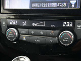 温度設定の楽なオートエアコンは運転席、助手席で設定温度を変更出来ますので快適なドライブが出来ます。