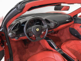 2019年式 Ferrari 488 Spiderは、フェラーリのV8ミッドシップ・スパイダーの血統を受け継ぎ、革新的なターボテクノロジーとオープンエアの開放感を見事に融合させた傑作モデルです。