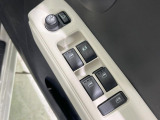 【電動格納ミラー】サイドミラーは電動格納式となっており、狭い駐車場でもキズがつくリスクを抑えられます。