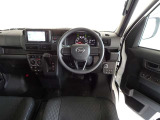 視界良好、操作しやすい運転席です。