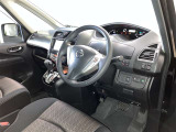 運転席周りのレイアウトをご覧ください。ナビゲーションが綺麗に装着されすっきり収まってますね!