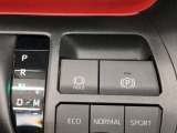 HOLD機能付きの電動パーキングブレーキ。HOLD機能を使用すると、信号待ちなどでフットブレーキから足を放しても、車は動かずそのまま停車してくれます。ドライブなど足が疲れた時には便利な機能です。