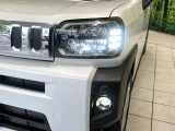 【LEDヘッドライト】悪天候や夜間走行時も良好な視界を確保し安心して運転できる高輝度LEDヘッドライトを装備!点灯速度が早く、消費電力も抑えられています。