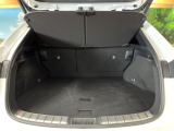 積み下ろしのしやすいデッキにはたっぷりと荷物を積み込んでいただけます。遊びから仕事まで、様々なシーンで頼れます♪