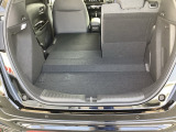 後席は分割可倒式で、用途に合わせてアレンジ可能。荷物の量や乗車人数に応じて柔軟に使える便利なシートです。