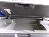 運転席の前に、サングラスなどすぐに取り出したいものを入れて置ける小物入れが付いています。
