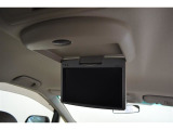 純正9型後席モニター付き「V9T-R59C」  後部座席でもテレビ視聴が可能で、お子様とのドライブや長距離移動も快適です。 ご家族でのお出かけに嬉しい装備ですね。