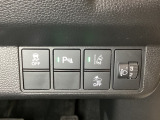 ハンドルの右側にはヘットライトリベライザーとHondaセンシング用のメインスイッチがついています。ヘッドライトリベライザーは道路状況や積荷の加重に応じてライトの高さを調節できます。