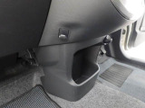 カップホルダーは運転席や助手席からちょうど手の届く位置です!!