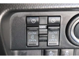 スライドドアの開閉は、ドアハンドルはもちろん運転席からのスイッチ操作でも可能です。お子様の送迎時の乗り降りも一段と楽になります。