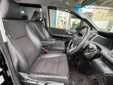 フロントシートのお写真です。 広い足元と、ゆったり座れるシートは長時間の運転でも疲れにくくなっております♪