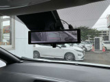 車体の後部にカメラがついていて、その映像がルームミラー内のモニターに表示します。人や荷物などで視界が遮られた時なども確認がしやすいです。