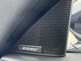 BOSEサウンドシステムを搭載。「良い音を出す」ではなく、その車種のごとに特徴を計算(車種専用設計)し、「反響音」を作り出すことによってどの座席でも自分中心で音が聴こえ、「心地よい空間」を作り出します。